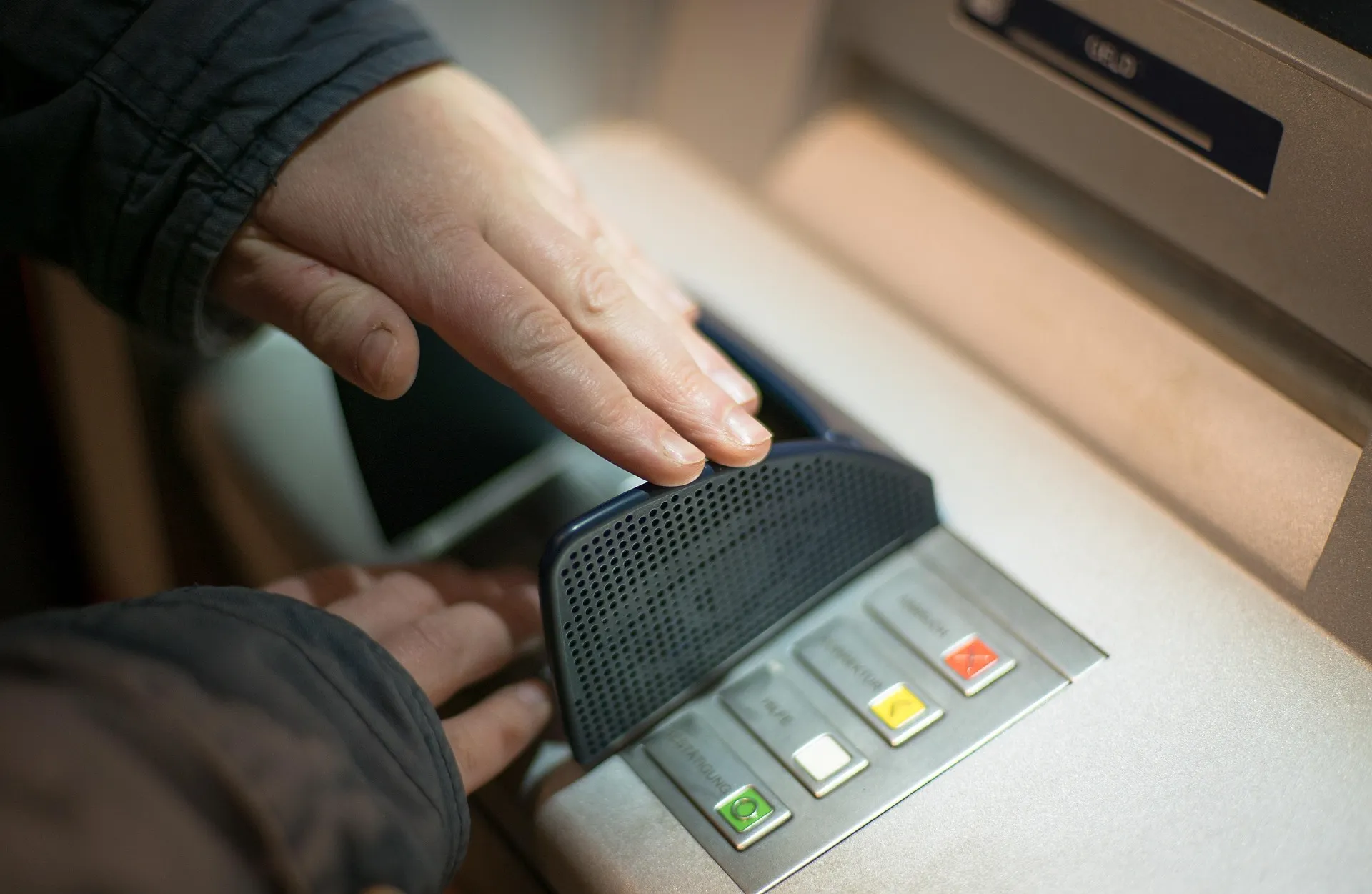 Bankomat me pajisje mashtruese në hapësirën e kartës